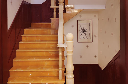 偃师中式别墅室内汉白玉石楼梯的定制安装装饰效果